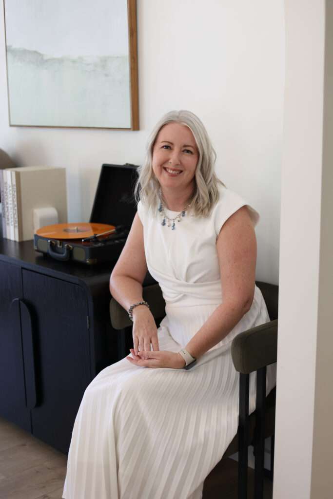 Allyson Dennen in a white dress, nice smile, showing warmth EMDR Trauma Therapist for women in Goodyear Arizoan
